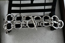 Load image into Gallery viewer, Sterling Silver Interlocking Wavy Circle Links Toggle 7.5" Bracelet