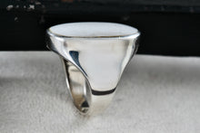 Load image into Gallery viewer, Sterling Silver Elongated Oval Pearl Inlay Signet Ring Size 6.5