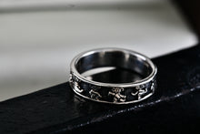 Load image into Gallery viewer, Vintage Sterling Silver Marching Teddy Bear Narrow Band Ring Size 5