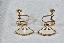 Load image into Gallery viewer, Vintage Seashell Pearl Inlay Gold Tone Screw-back Earrings
