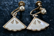 Load image into Gallery viewer, Vintage Seashell Pearl Inlay Gold Tone Screw-back Earrings
