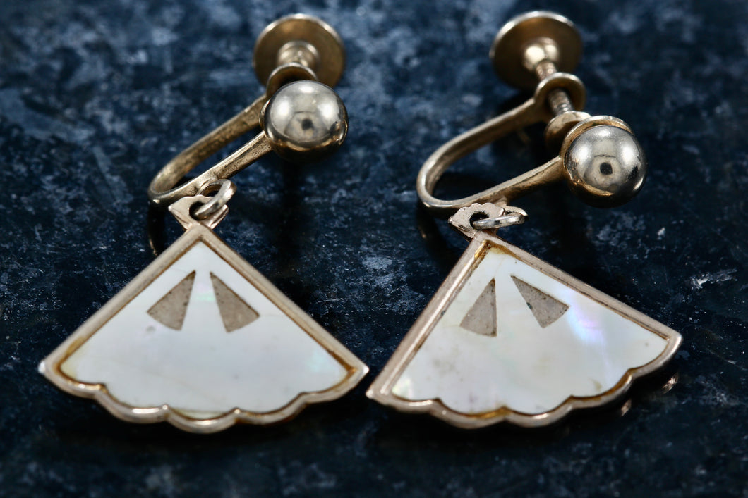 Vintage Seashell Pearl Inlay Gold Tone Screw-back Earrings