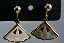 Load image into Gallery viewer, Vintage Seashell Pearl Inlay Gold Tone Screw-back Earrings
