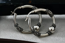 Load image into Gallery viewer, Sterling Silver Rope Wrapped Circle Hoop Bead Snap Closure Earrings
