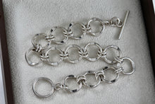 Load image into Gallery viewer, Sterling Silver Interlocking Wavy Circle Links Toggle 7.5&quot; Bracelet
