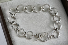 Load image into Gallery viewer, Sterling Silver Interlocking Wavy Circle Links Toggle 7.5&quot; Bracelet
