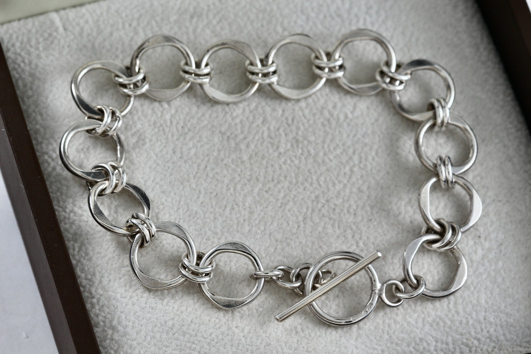 Sterling Silver Interlocking Wavy Circle Links Toggle 7.5