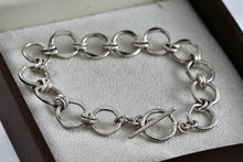 Load image into Gallery viewer, Sterling Silver Interlocking Wavy Circle Links Toggle 7.5&quot; Bracelet
