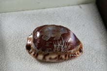 Load image into Gallery viewer, Engraved Fish &quot;Shell Art&quot; Seashell Threaded Pendant
