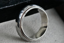 Load image into Gallery viewer, Vintage Sterling Silver Mens Large Hammered Spinner Ring Size 11.5
