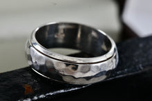 Load image into Gallery viewer, Vintage Sterling Silver Mens Large Hammered Spinner Ring Size 11.5
