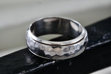 Load image into Gallery viewer, Vintage Sterling Silver Mens Large Hammered Spinner Ring Size 11.5
