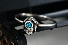 Load image into Gallery viewer, Native American Silver Blue Turquoise Chip Inlay Frog Mini Ring Size 7
