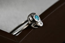 Load image into Gallery viewer, Native American Silver Blue Turquoise Chip Inlay Frog Mini Ring Size 7
