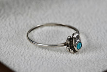 Load image into Gallery viewer, Native American Silver Blue Turquoise Chip Inlay Frog Mini Ring Size 7
