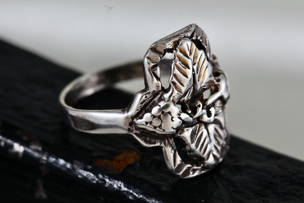 Black Hills Sterling Silver Leaf Ring Signed SV Size 3.5