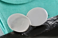 Load image into Gallery viewer, Tiffany &amp; Co. Men&#39;s Plain Engravable Oval Cufflinks
