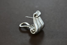 Load image into Gallery viewer, James Avery *SINGLE* Silver Scroll Clip-On Earrings
