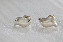 Load image into Gallery viewer, Tiffany &amp; Co. Elsa Peretti Silver Feather Stud Earrings
