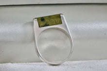 Load image into Gallery viewer, Sterling Silver Green Malachite Flat Ring Size 8

