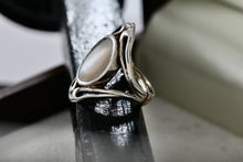 Load image into Gallery viewer, Sterling Silver Oval Mother of Pearl Inlay Statement Ring Size 3
