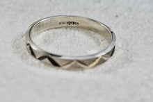 Load image into Gallery viewer, Vintage Sterling Silver ZigZag Narrow Band Ring Size 9
