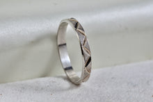 Load image into Gallery viewer, Vintage Sterling Silver ZigZag Narrow Band Ring Size 9
