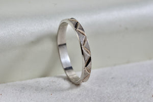 Vintage Sterling Silver ZigZag Narrow Band Ring Size 9