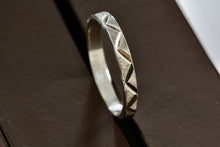 Load image into Gallery viewer, Vintage Sterling Silver ZigZag Narrow Band Ring Size 9
