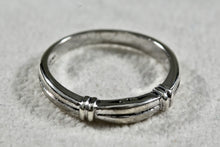 Load image into Gallery viewer, Sterling Silver Double Knot Narrow Band Ring Size 8
